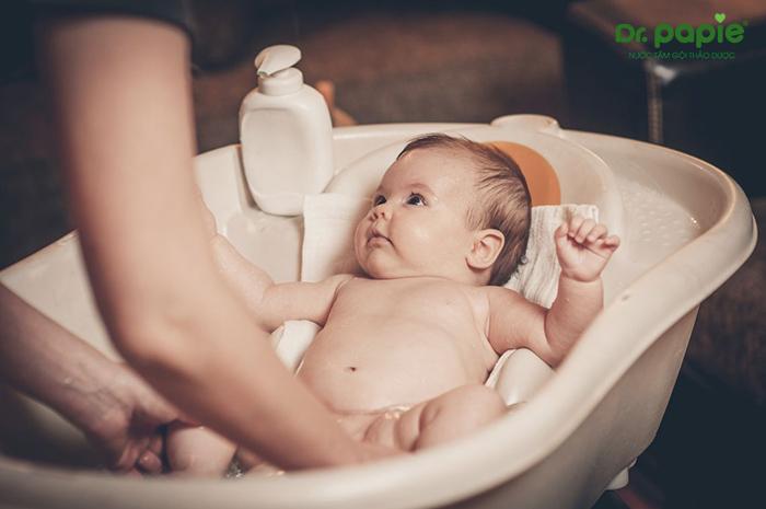 Cách sử dụng chậu tắm cho trẻ sơ sinh