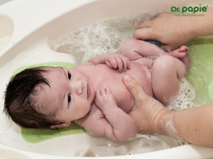 Cách tắm cho bé gái sơ sinh