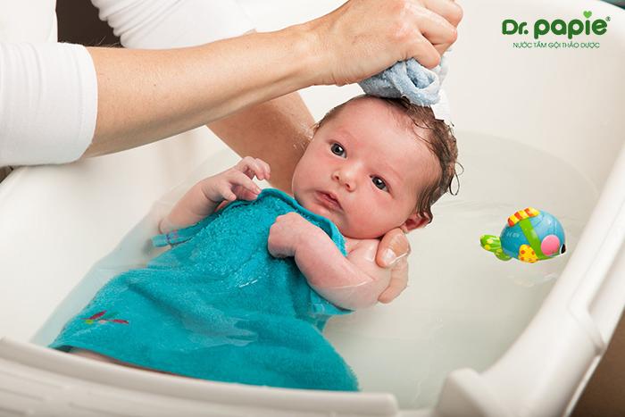Cách vệ sinh và bảo quản chậu tắm trẻ sơ sinh