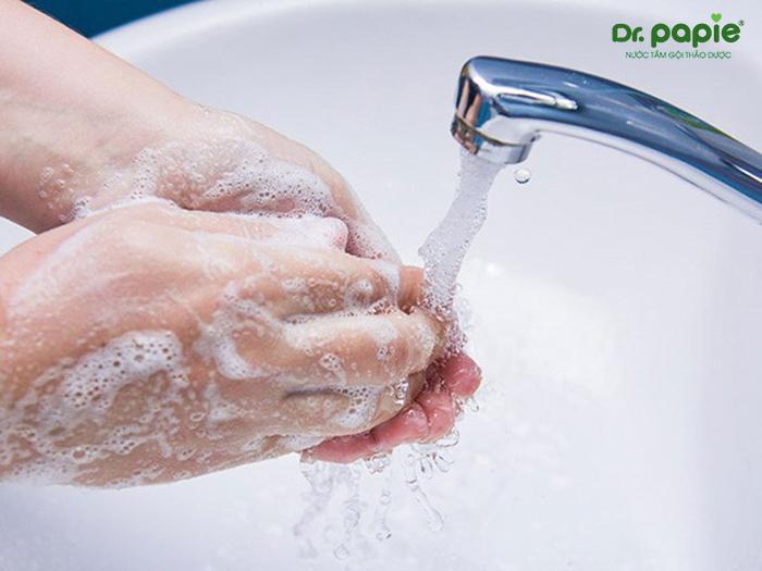 Rửa sạch tay trước khi vệ sinh cho bé