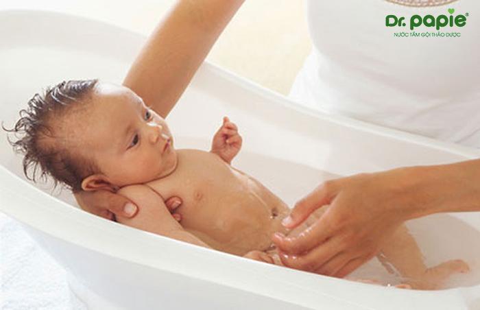 Sử dụng chậu tắm cho trẻ sơ sinh