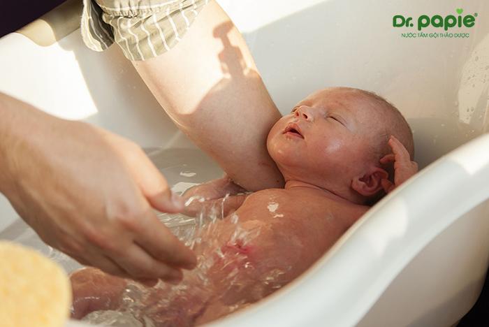 Cách tắm cho bé 3 tháng tuổi không khác giai đoạn khác nhiều đâu mẹ ạ