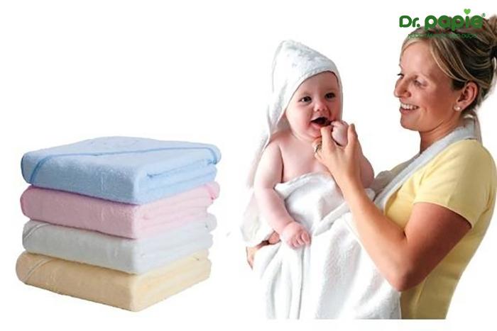 Chuẩn bị khăn mềm lau người cho bé