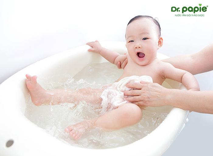 Tắm cho trẻ 2 tháng tuổi mấy lần 1 tuần