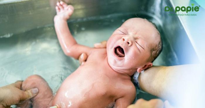 Lưu ý kiểm tra nhiệt độ nước tắm cho trẻ