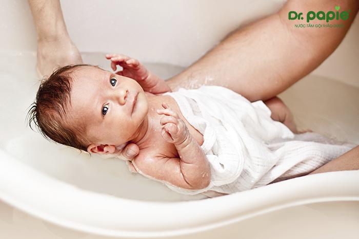 Dùng tinh dầu tràm tắm cho trẻ sơ sinh