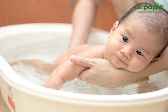 Nên tắm bao nhiêu lần/tuần cho bé 4 tháng tuổi