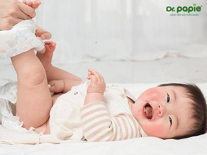 Vệ sinh thường xuyên cho bé bị chàm sữa