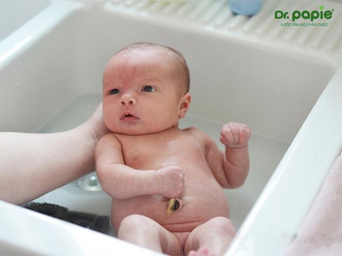 Cách tắm cho trẻ sơ sinh chưa rụng rốn 