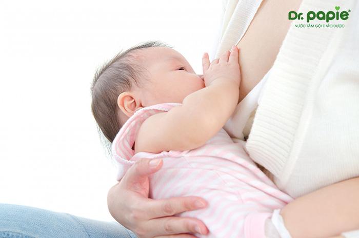 Sữa mẹ có ảnh hưởng đến tình trạng rôm sảy của bé