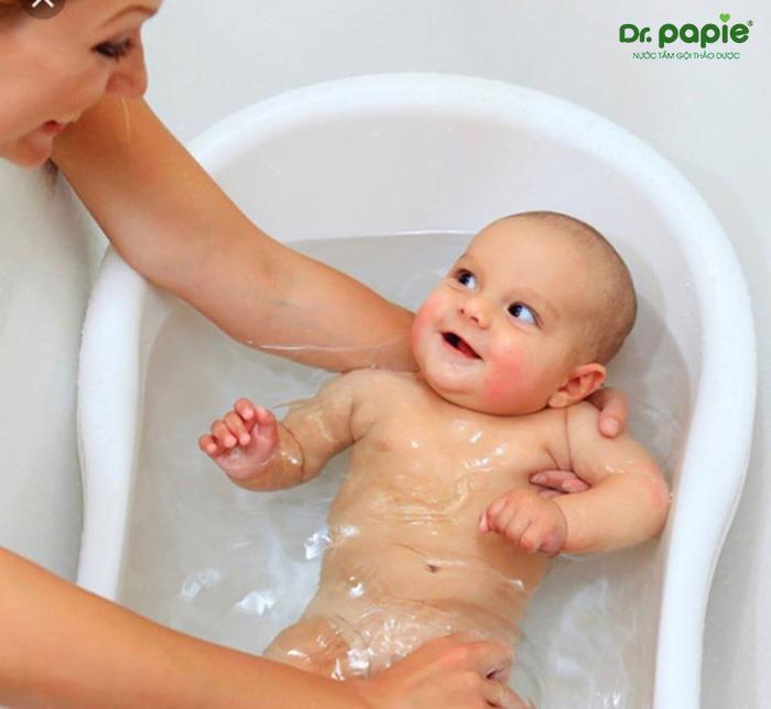 Hình ảnh tắm cho trẻ sơ sinh bằng dầu tràm 