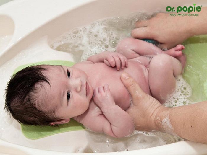 Lưu ý tắm cho trẻ sơ sinh