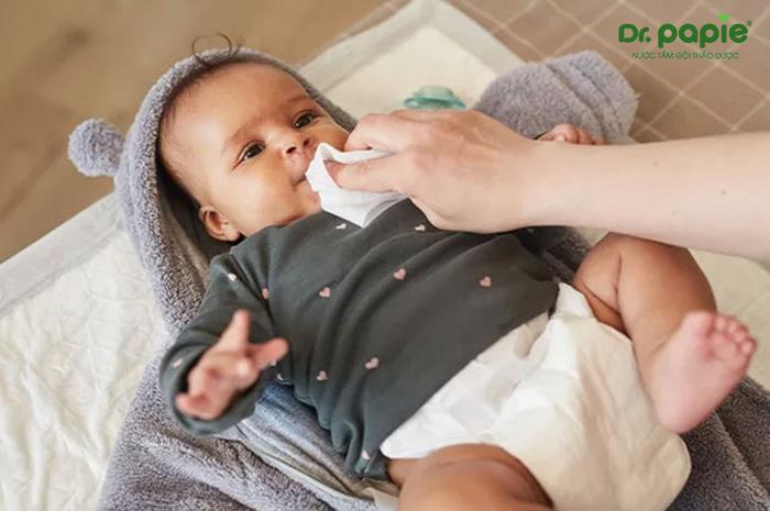 Vệ sinh vùng miệng bị mụn sữa cho bé